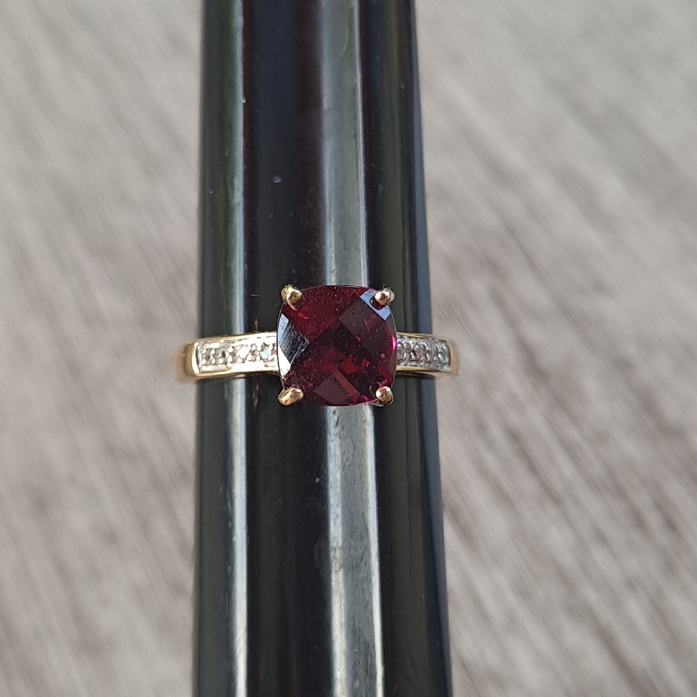 Elegant Gold and Red Gemstone Ring